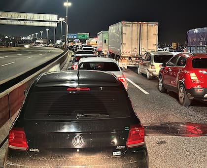 Un piquete complicó a los automovilistas durante la noche del viernes, en la Autopista Buenos Aires-La Plata