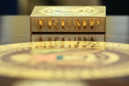 Un pisapapeles con la inscripción ‘TRUMP’ ocupa el centro de la mesa
