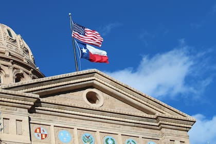 Un plan para revocar decisiones históricas de la Corte Suprema fue presentado por los aspirantes republicanos Chip Roy y Mayes Middleton