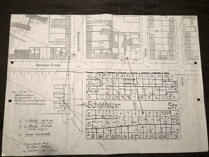 Un plano antiguo de Berlín que muestra el recorrido del Túnel 29 (la flecha que está más a la derecha) así como el de otro boquete cavado dos años antes