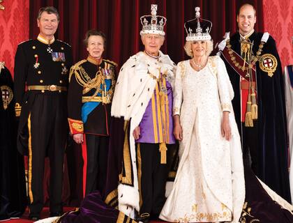 Un plano cerrado de uno de los primeros retratos oficiales que los reyes Carlos III y Camilla se tomaron en el Palacio de Buckigham el día de la coronación. A un lado, William, príncipe de Gales y primero en la línea de sucesión al trono. Del otro y acompañada por su marido, el vicealmirante Sir Tim Laurence, la princesa real Ana, que hoy tiene el puesto número 16 en la línea de sucesión y es el gran apoyo de su hermano, tal como lo fue con su madre