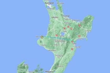 Un plano de la isla norte de Nueva Zelanda, donde se ve, en celeste, el recorrido entre Nueva Plymouth y Napier que hizo el avión al que se subieron Moira y Anaru