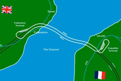 Un plano del Canal de la Mancha, con las costas de Inglaterra y Francia y el lugar por dónde pasa el Eurotúnel