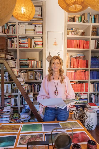 Un plano más abierto de la foto de apertura de esta nota. En su estudio, ubicado en la planta alta, Soledad suele armar la programación de literatura del Malba. Desde hace algún tiempo, en este refugio también trabaja con la fotografía, su otra gran pasión. Acá, la editora posa con las series que presentará en el pop up producido por Claudia Atucha a partir del 10 de noviembre en
Honduras 5952