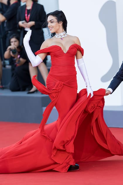 Un plano más amplio de Georgina Rodríguez, quien destacó sus curvas latinas con un traje rojo de Elie Saab rematado con un lazo a la altura de la cadera, que completó con joyas de Pasquale Brun.