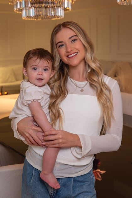 Un plano más amplio de la foto de apertura de Sofía y su hija.