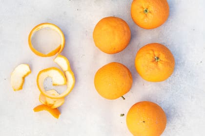 Un plástico biodegradable elaborado a partir de cáscaras de cítricos, es el emprendimiento de estos dos jóvenes, impulsados por sus docentes.