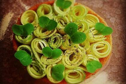 Un plato a base de zuchinni, almendra y arvejas. 