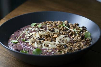 Un plato con nueces y banana