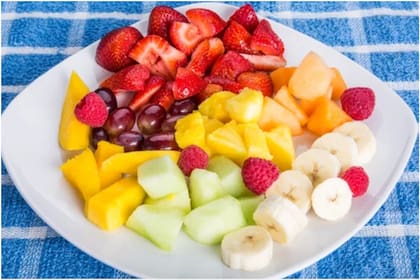 Un plato de frutas.