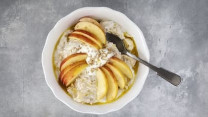 Un plato de avena con frutas, como el arándano, y semillas como la chía, es una buena opción de desayuno previo a un vuelo, de acuerdo con las recomendaciones de un sobrecargo