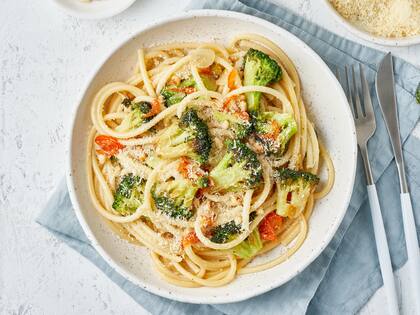 Un plato de fideos con brócoli y vegetales