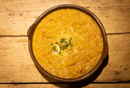 Un plato de humita, caliente y suave, que lleva a la infancia