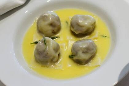 Un plato de ravioles de rosbif