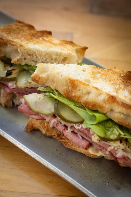 Un plato que hay que pedir: el sándwich de pastrami
