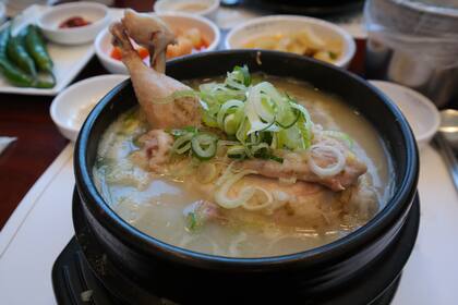 Un plato tradicional coreano con pollo