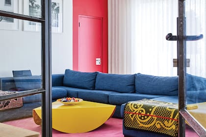 Un playroom explosivo, pero a prueba de balas: “Toda casa necesita un rincón relajado, donde no importa si algo se raya o se mancha”. La mezcla de colores intensos lo hace divertido sin infantilizar el resto del ambiente que integra.