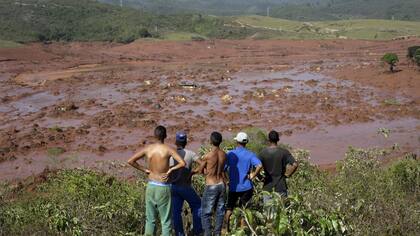 Un poblado en Minas Gerais quedó cubierto de lodo tóxico por la rotura de dos diques con residuos mineros