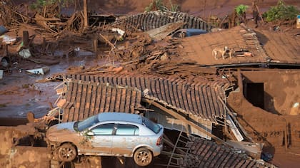 Un poblado en Minas Gerais quedó cubierto de lodo tóxico por la rotura de dos diques con residuos mineros