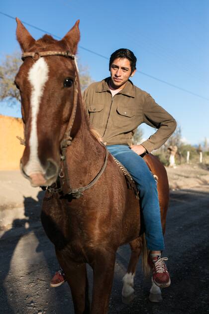 Un poblador de Alto Jagüé a caballo por una de las calles del pueblo riojano.