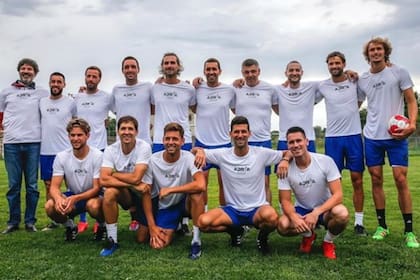 Un poco de fútbol a la espera del tenis: Djokovic, junto con Dominic Thiem, Alexander Zverev, Dimitrov, Troicki, Krajinovic, Lajovic, entre otros