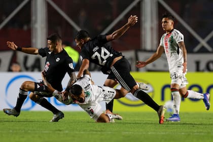Un poco de rugby entre Ángel Stringa, Ronnie Fernández y Facundo Mino; no faltó lucha entre el conjunto argentino y el chileno en el Gasómetro.