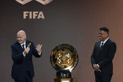 Un poco de show entre el presidente de la FIFA y el Gordo Ronaldo