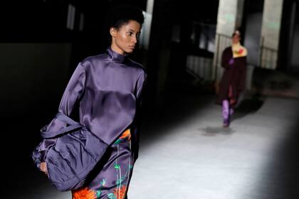 Un poco más subido, el violeta, una variante de color que sugiere Van Noten