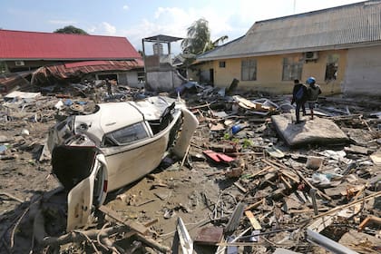 Un poderoso sismo desencadenó un tsunami y provocó olas de más de 6 metros de altura, cientos de personas murieron y hay millonarias pérdidas materiales