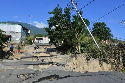La enormes grieta que se abrieron en la tierra muestran la potencia del terremoto