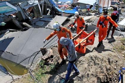El número de víctimas aumenta a medida que los bomberos y rescatistas remueven escombros