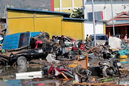 En todas partes pueden verse pilas de autos, motos, muebles y partes de las casas destruidas y arrasadas por el agua