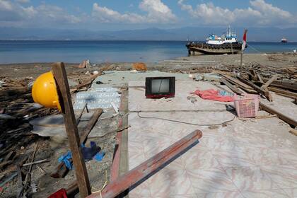 Un televisor es todo lo que quedó en pie de una casa luego de que fuera arrastrada por el desvastador tsunami