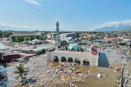 El tsunami alcanzó olas de hasta 6 metros de altura