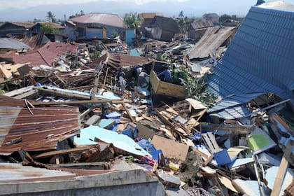 Un poderoso sismo desencadenó un tsunami y provocó olas de más de 6 metros de altura, cientos de personas murieron y hay millonarias pérdidas materiales