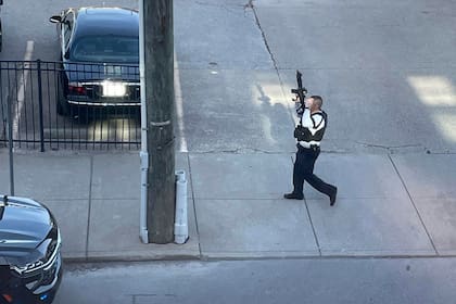 Un policía acude a la escena de un tiroteo en un banco el 10 de abril de 2023, en Louisville, Kentucky. (Reid Cornell vía AP)