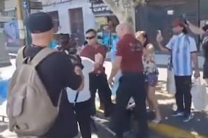 Incidentes en la marcha de los jubilados: un policía empujó a un hombre con muletas