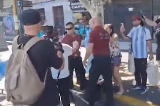 Incidentes en la marcha de los jubilados: un policía empujó a un hombre con muletas