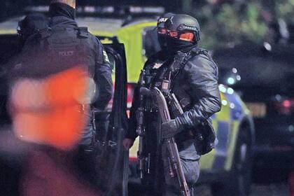 Un policía armado sostiene un arma para derribar puertas ante un inmueble de la Avenida Rutland, en Sefton park, tras una explosión en el Hospital de Mujeres de Liverpool, en Liverpool, Inglaterra