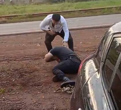 Un policía cae al suelo y uno de los jóvenes le sigue pegando. "Gordo, te están filmando", le grita una de sus compañeras, para que deje de pelear.