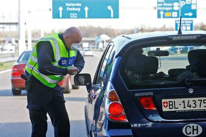Un policía controla la frontera entre Suiza y Alemania