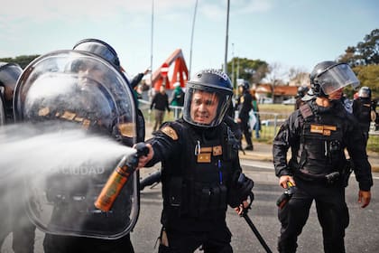 Un policía dispera a los manifestantes con gas pimienta