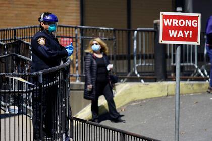 Un policía en el acceso al hospital Elmhurst, en Queens