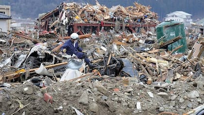 Un policía en la prefectura de Iwate, en la costa noreste de Japón, busca sobrevivientes tras el devastador tsunami de 2011