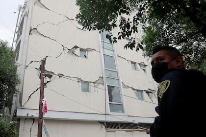 Un policía frente a un edificio dañado por el terremoto, en la ciudad de México