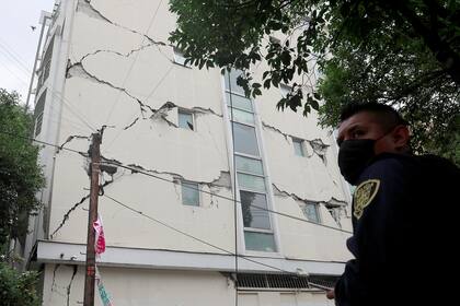 Un policía frente a un edificio dañado por el terremoto, en la ciudad de México