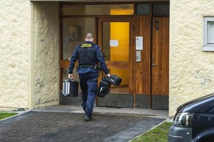 Un policía ingresa al departamento en Haninge, Suecia
