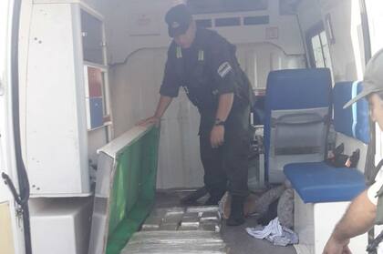 Un policía investiga el interior de la ambulancia