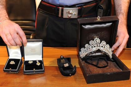 Un policía italiano muestra joyas que presuntamente pertenecían a la difunta primera dama argentina Eva Perón, que fueron encontradas por los oficiales en un hotel de Milán, tienen un valor aproximado de 6 millones de euros