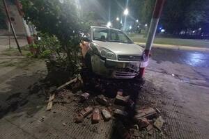 Un policía manejaba borracho, perdió el control de su auto, chocó un árbol y luego amenazó a una familia